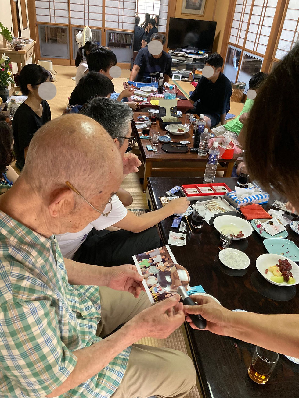 写真の確認をする父。見えるかな。