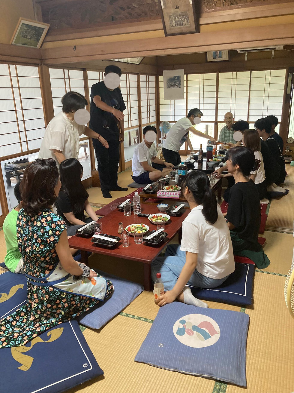 どこに座る?こっちに座ってちょうだい。最後まで座らない2人が象徴的。(母と夫)