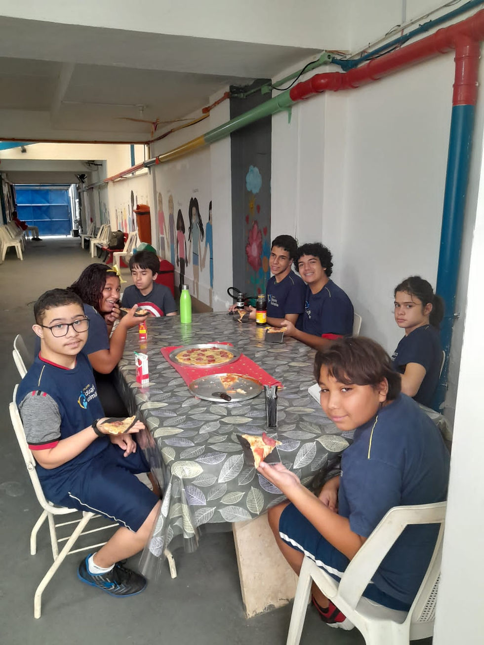 Alunos fazendo pizza e aprendendo matemática de forma lúdica