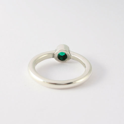 Miniatura: Pierścionek srebrny z obrączką o okrągłym profilu i szmaragdową cyrkonią