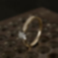 pierscionek-ze-zlota-proby-585-z-centralnym-brylantem-i-drobnymi-brylancikami-w-obraczce