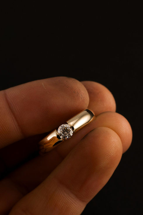 pierscionek-zloty-z-naturalnym-brylantem-trzymany-w-rece-przez-zlotnika.jpg