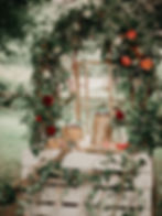 Decoración rústica de candy bar con arco floral.