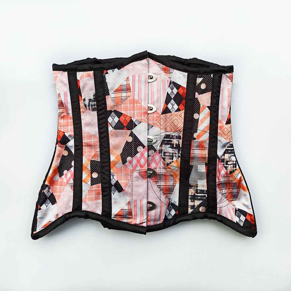 Miniature : Hourglass figure accentuated by curvy steel boned vintage corset