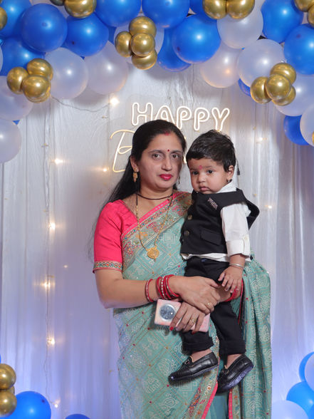 Blue and white balloon ring arch with gold accents at a birthday party in Delhi NCR