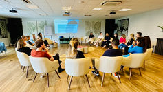 Foto mostra um grupo durante um Team Building da Eight