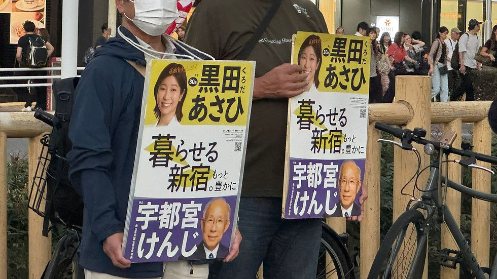 2連ポスターを掲げる市民