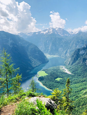 Ausblick vom Aussichtspunkt Archenkanzel auf den Königssee und die Bergwelt bei Berchtesgaden