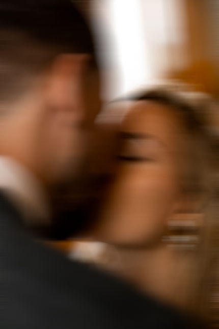 Trouwfoto van een verliefd bruidspaar.