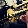 Primo piano dell'ensemble di tromboni