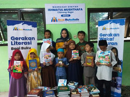 Dana Mustadhafin Bagikan 500 Alquran dan Buku dalam Setahun
