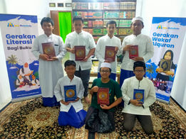 Dana Mustadhafin Bagikan Wakaf Alquran dan Buku ke Lembaga Tahfiz Quran
