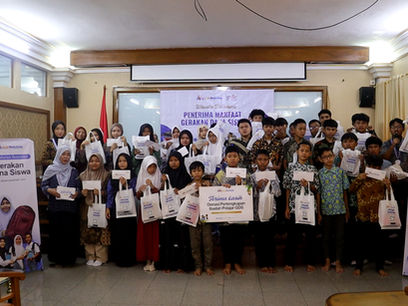 Donatur asal Singapura Turut Berbagi Perlengkapan Ibadah untuk Pelajar GDS