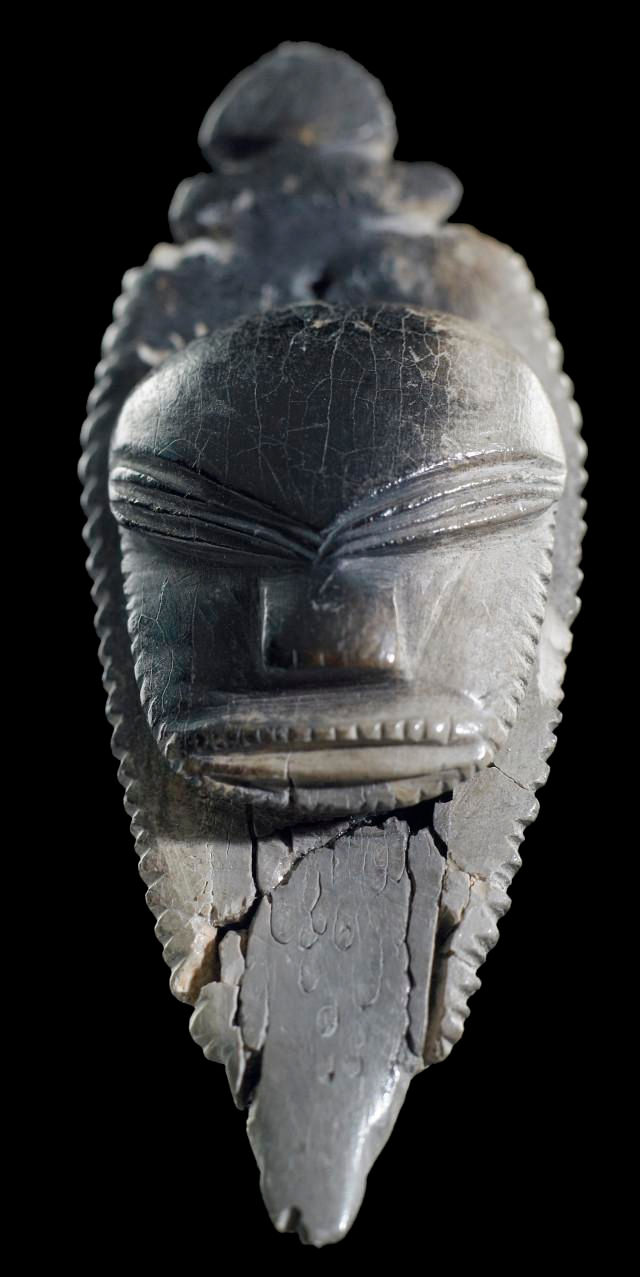 Carved_whaletooth_pendant_C_(mau_kakī)_from_the_Nelson_region,