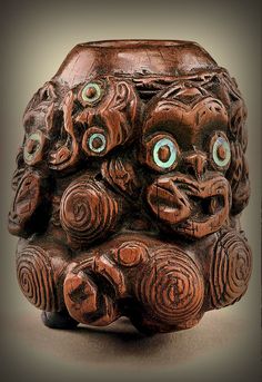 Pigment container carved with stone tools
