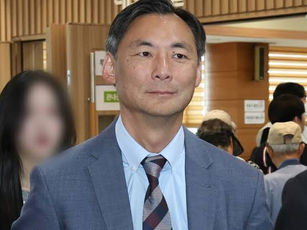 미국 시민 모스탄 전 리버티대 교수, 이 대통령 명예훼손 혐의 출국정지 상태 재판 중