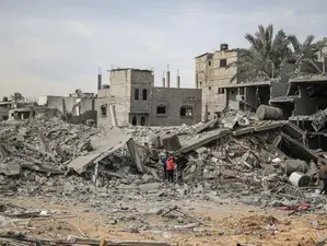 폐허가 된 가자지구 수습 못하고있는 시신 1만여명 쌓여 냄새 진동