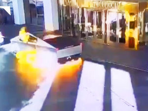 정신 병자가 "미국 병들었다"라스베가스 트럼프 호텔 앞 사이버트럭 폭발