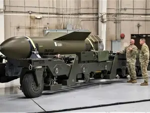 미군, 호르무즈 해협 오가는 '국제선박 킬러' 벙커버스터로 이란 기지 포격 박살