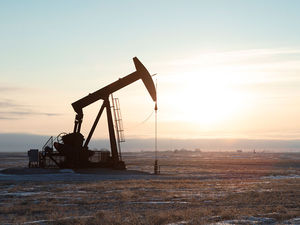 인플레이션 초래 바이든 정부 에너지 개발 제한 정책 반기 미국 석유 개스 업계 트럼프 재집권 대비 친환경정책 폐기