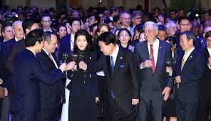 윤석렬 해외순방길에 재벌들 끌어모아 흥청망청 술파티