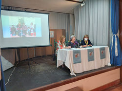 presentacion libro escuela de vida 2 ajutora y 1 teniente alcalde ayto Dos Hermanas