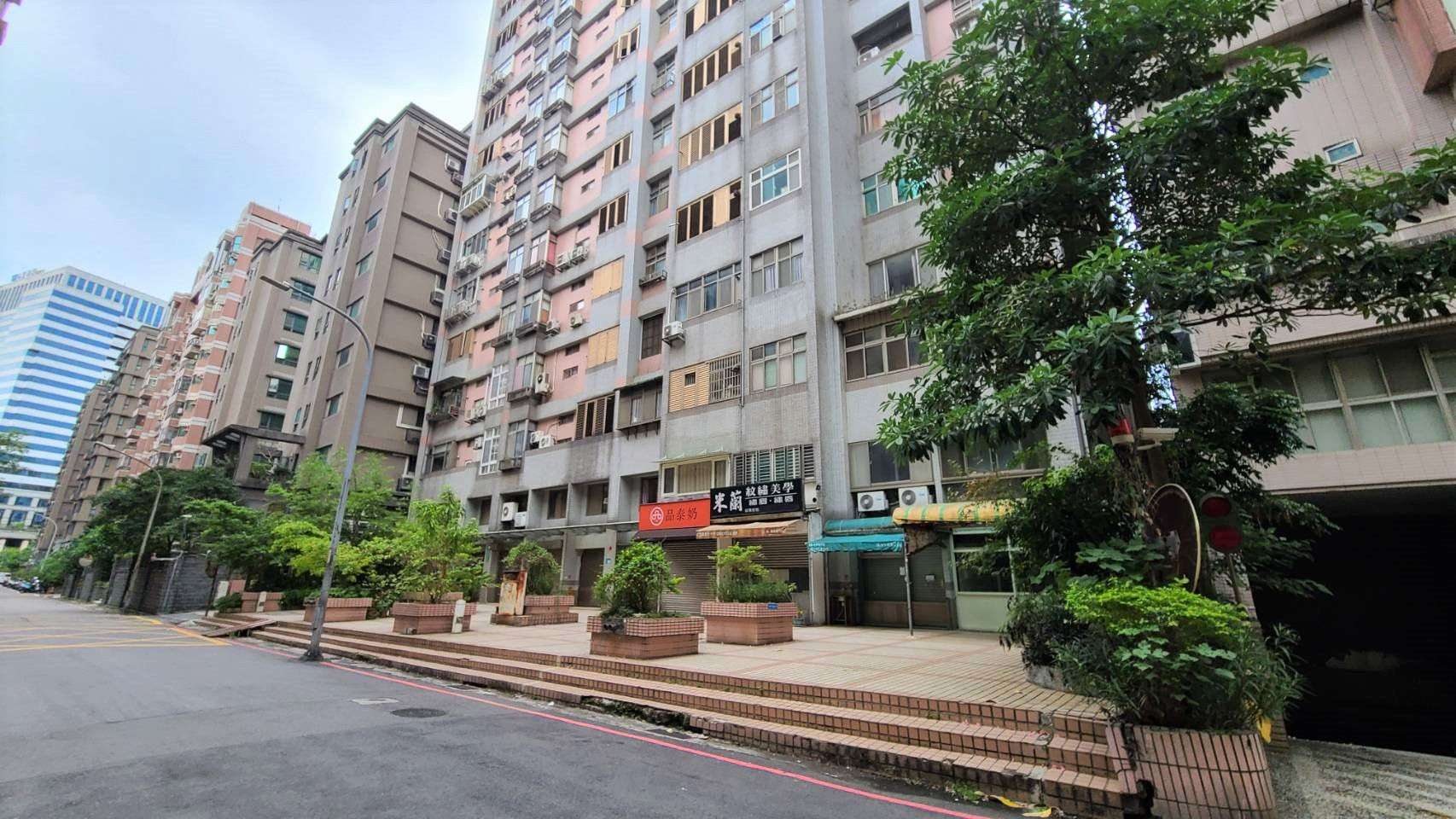 低總價好入手快易通店面~近三井商圈、國賓影城