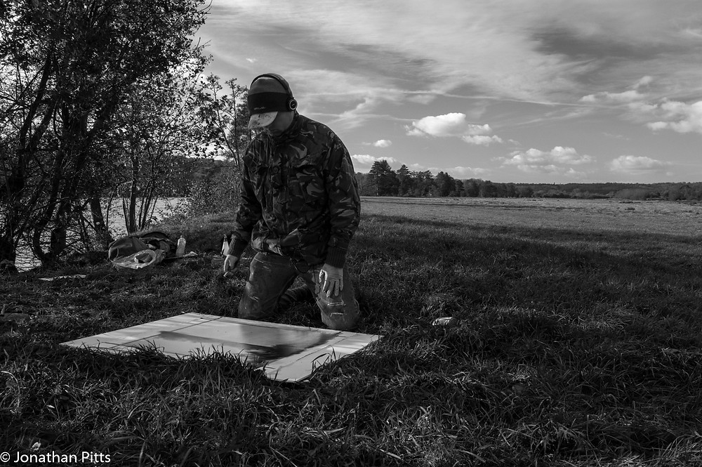 Jonathan Pitts plein air painting on the banks of the river Thames, Autumn 2017