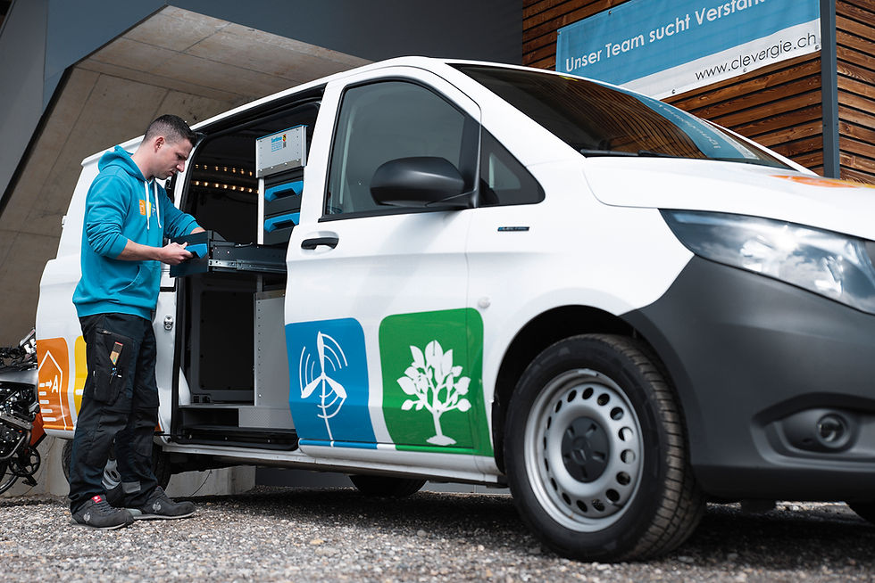 Fachperson prüft Solaranlage beim Anlagen-Check für Service und Wartung