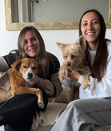 Catalina y Constanza, socias y psicólogas en Las Condes, con sus mascotas. Equipo cercano y con propósito.