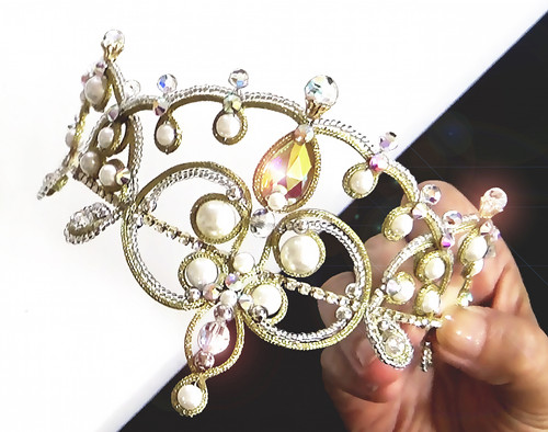 ティアラの作り方マニュアル 中級 コードと白パールのプリンセス