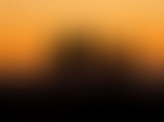 quattro persone con il tramonto come sfondo