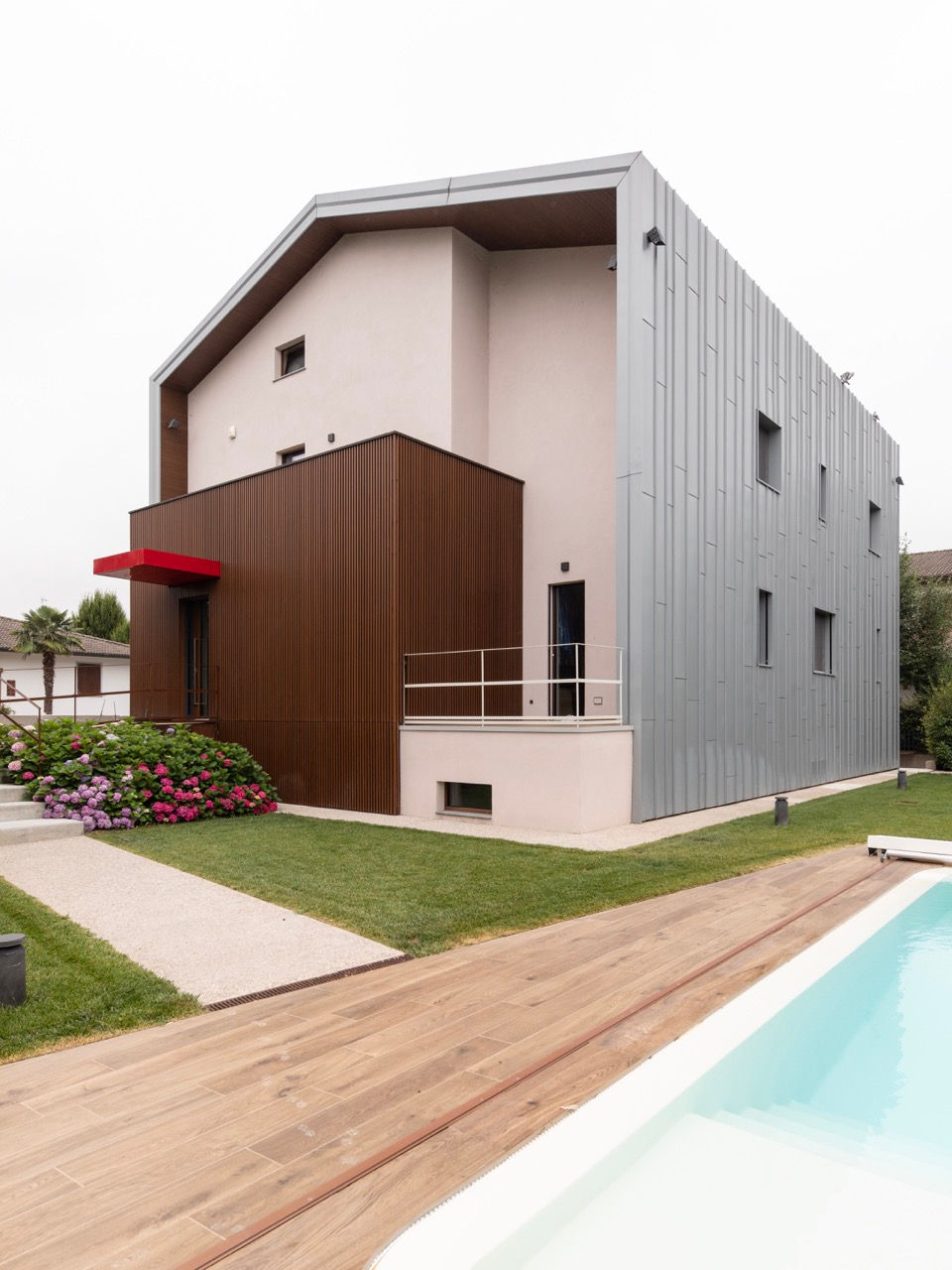 Facciata in legno a doghe con serramento Eurofinestra — progetto Un abito su misura, Reggio Emilia arch. Studio Lapis