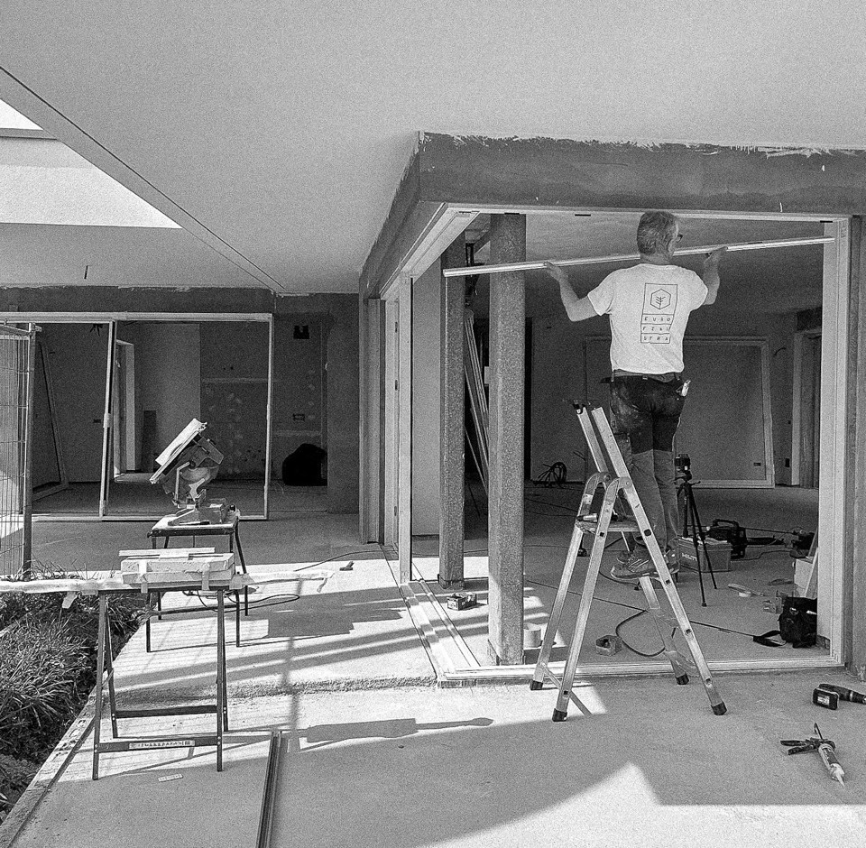 Installazione del telaio del sistema scorrevole Opposto in cantiere