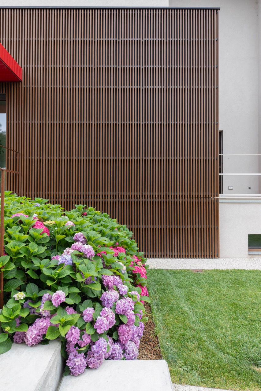 Edificio con rivestimento in legno termotrattato e serramenti Eurofinestra — progetto Un abito su misura, Reggio Emilia