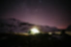 une tente la nuit dans la neige en hiver, sous les étoiles