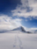 une montagne enneigée avec des traces de ski de randonnée