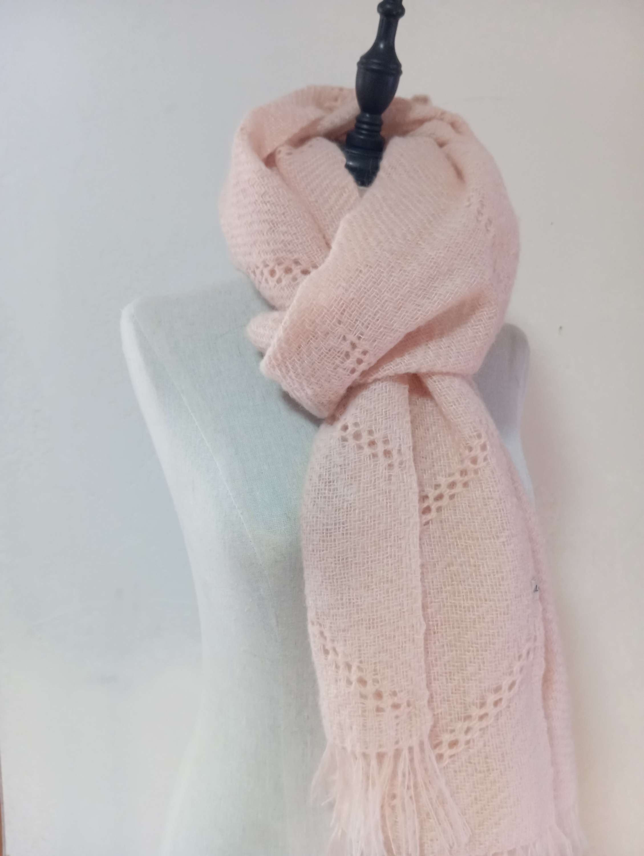 Étole dentelle rose pâle 