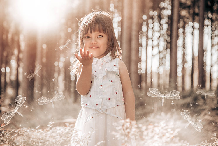 kleine Fee im Wald