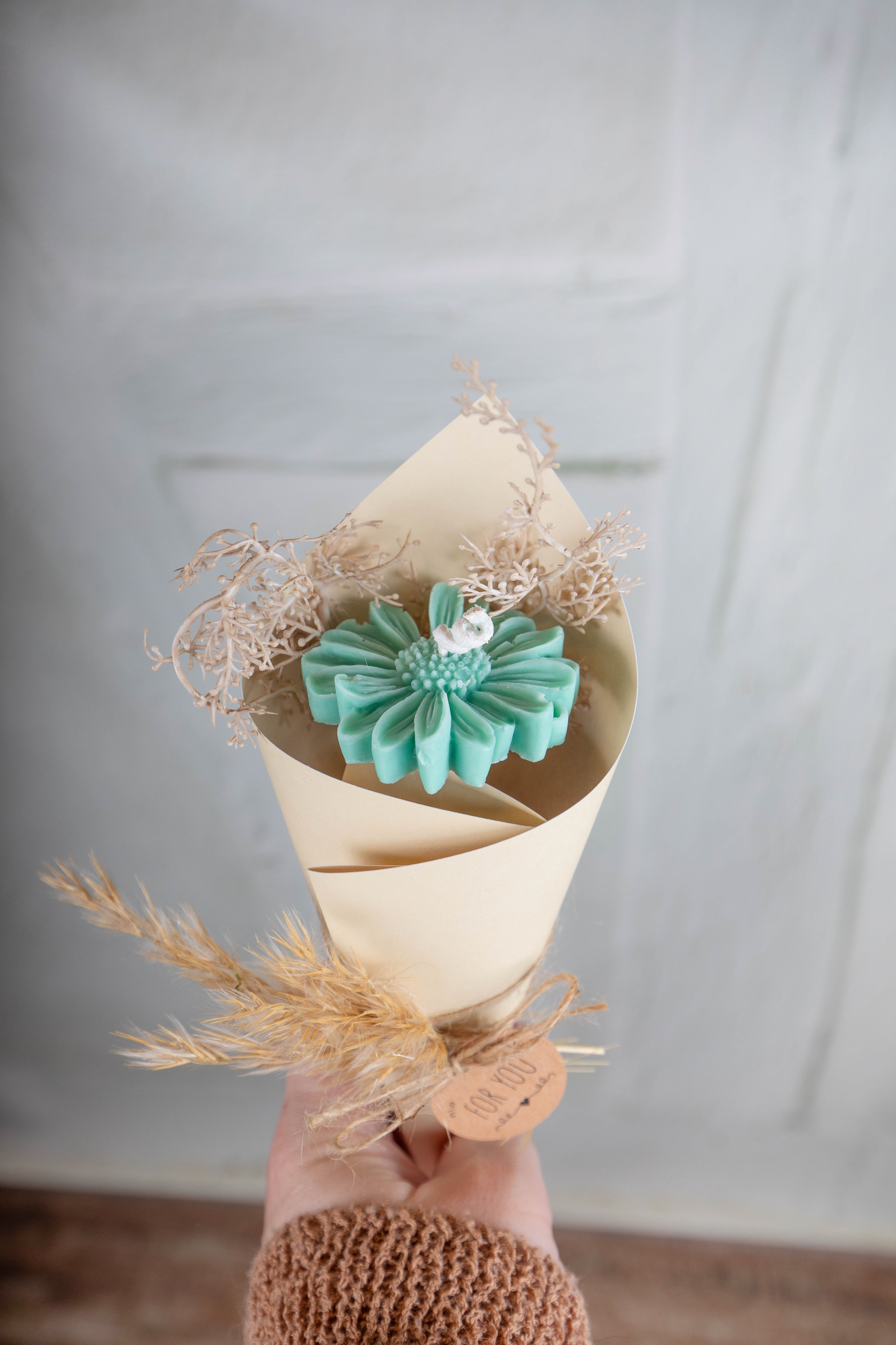 Online-Markt - Eine Kerze gebunden als Mini-Strauß - mintgrüne Blüte