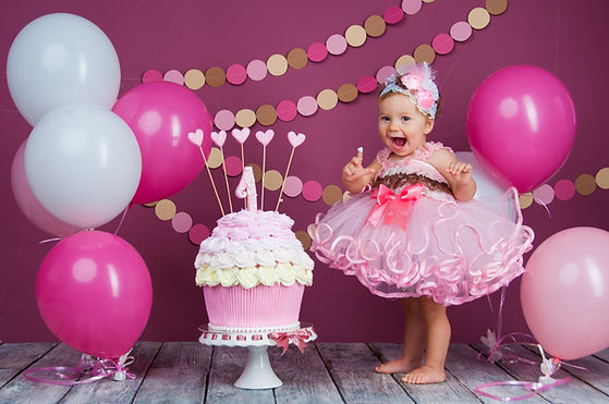 The little girl's birthday girl was smeared into a cake The first cake The use of the firs