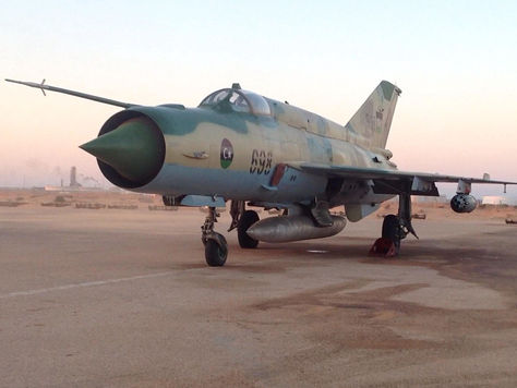 利比亞空軍MiG-21戰機在閱兵典禮上墜毀 飛行員喪生
