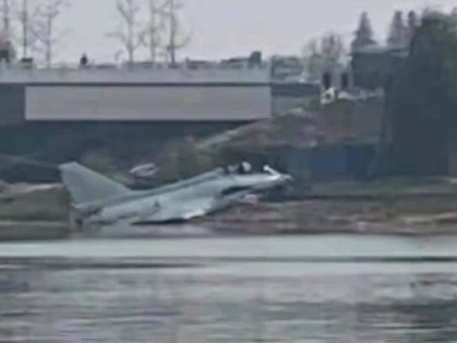 共軍殲-10S戰鬥教練機墜毀河南 飛行員跳傘生還