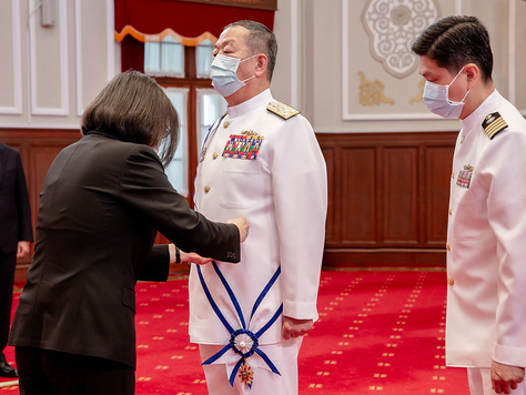 參謀總長黃曙光屆退 總統贈勳表揚奉獻