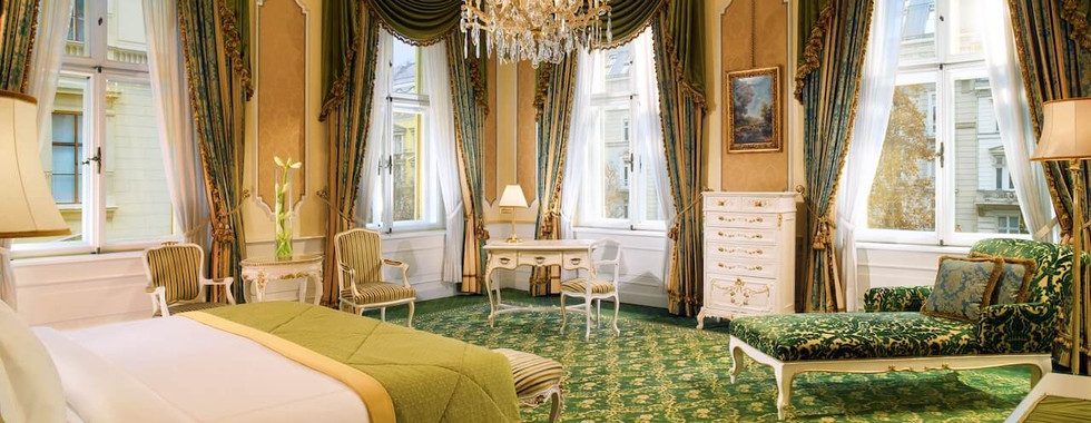 In the selection of luxury rooms, there is the right color taste for everyone. Here, the green color was used.