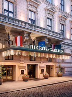 THE RITZ-CARLTON HAT DEN GRÖSSTEN INDOOR-POOL DER WIENER INNENSTADT