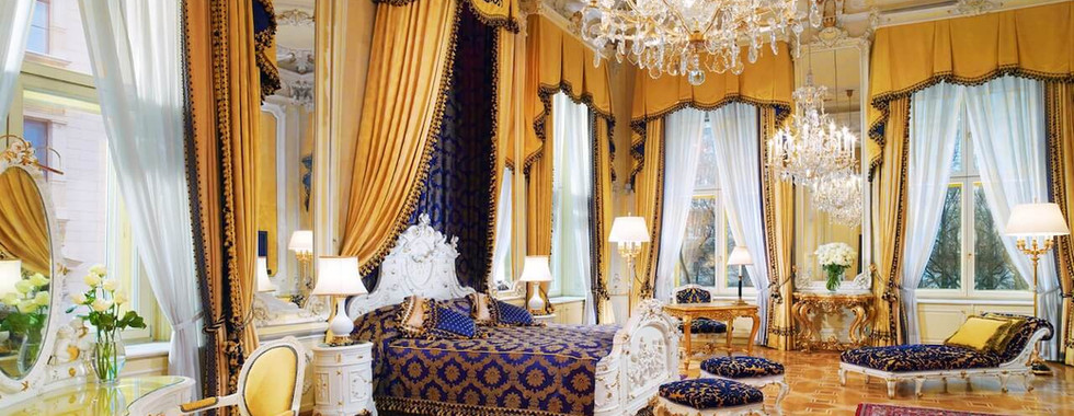 Stylish furniture, marble bathrooms and walls draped in silk. Precious antiques convey the spirit of 19th-century Vienna.