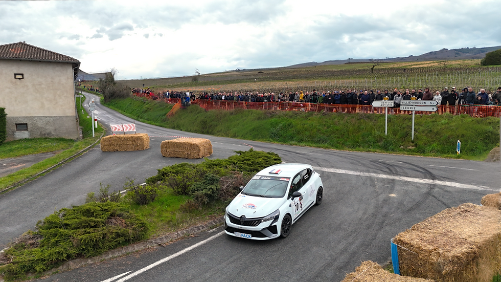 Production audiovisuelle par drone of a rally car on a track