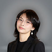 Người phụ nữ vui vẻ ngoài trời