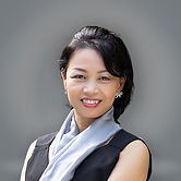 Người phụ nữ vui vẻ ngoài trời